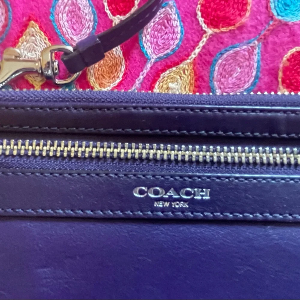 Beautiful Coach purple leather wristlet. EUC. Approximately 7 x 4“. - Picture 3 of 9